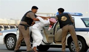 एक व्यक्ति को गिरफ्तार करती सऊदी पुलिस